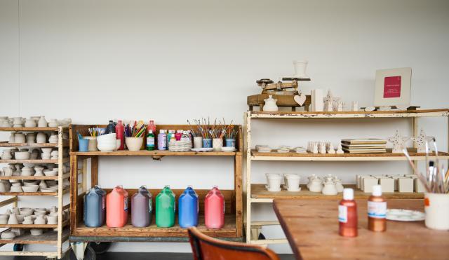 Pottery Painting in the Decorating Studio World of Wedgwood